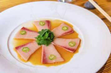 El restaurante Nobu ofrece auténticos platos de la gastronomía japonesa, como sashimi de pez payaso.